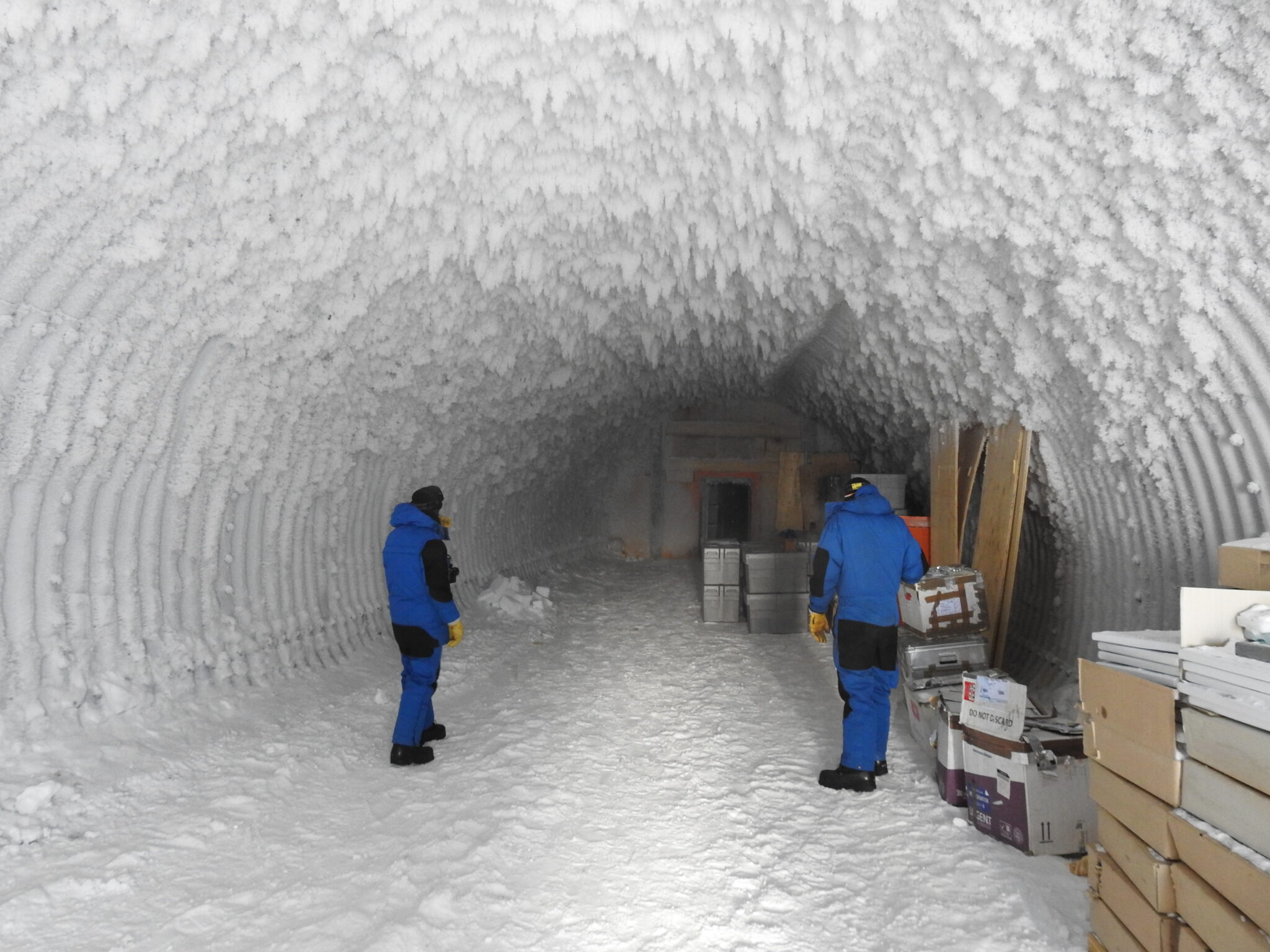 Les carottes de glace sont stockées dans cette cave creusée dans la glace en Antarctique (qui fait office de congélateur naturel).